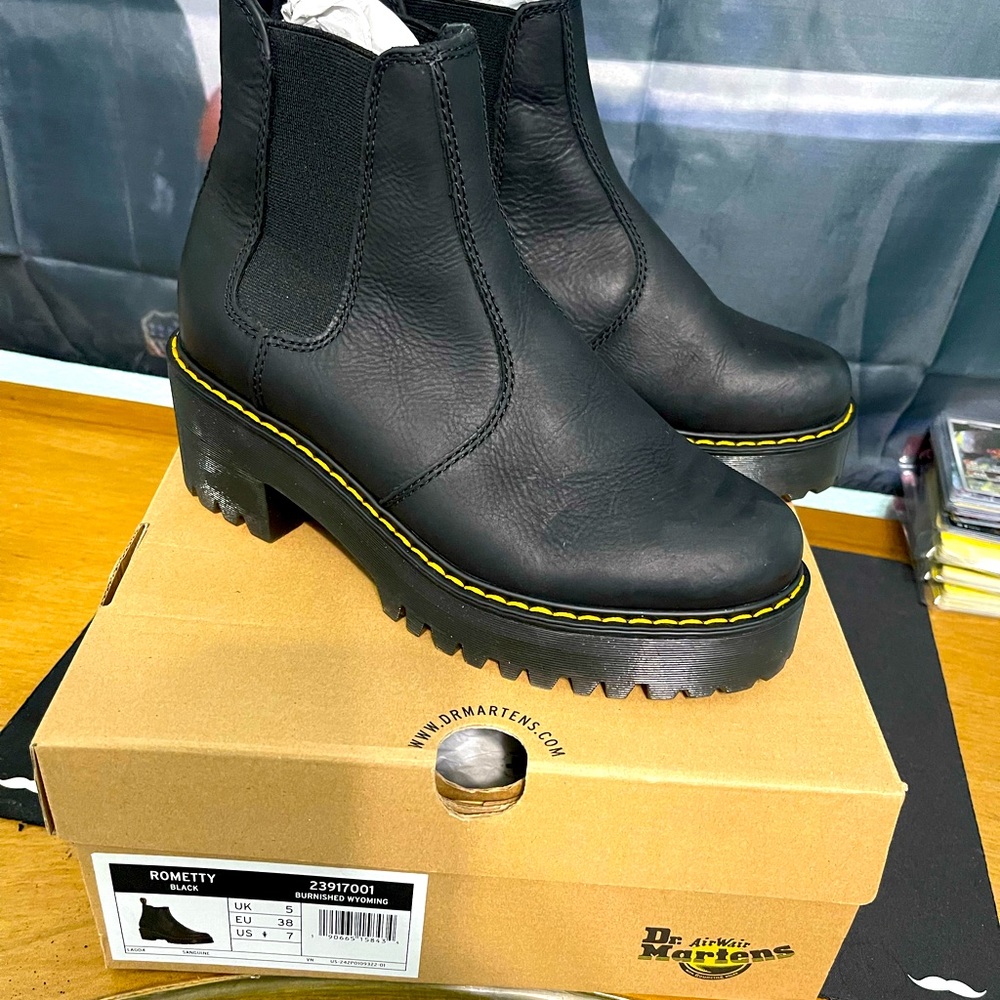 Dr. Marten Rometty black boots / Size 7